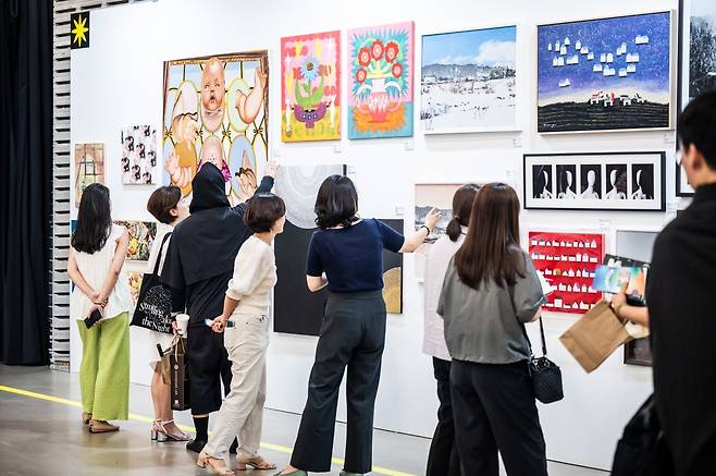 '2024 부천아트페어' 부천 50인의 예술가 메인 페어 공간 전경(사진=부천문화재단)