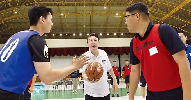 < “해군 파이팅”…尹의 점프볼 > 여름휴가 중인 윤석열 대통령이 7일 경남 창원시 해군 진해기지사령부 체육관에서 장병들의 농구 경기를 관람하기에 앞서 점프볼을 하고 있다. 지난 6일부터 이틀간 해군 기지에 머문 윤 대통령은 이날 농구, 족구 등 체육 활동을 함께하며 장병들을 격려했다.  /대통령실 제공