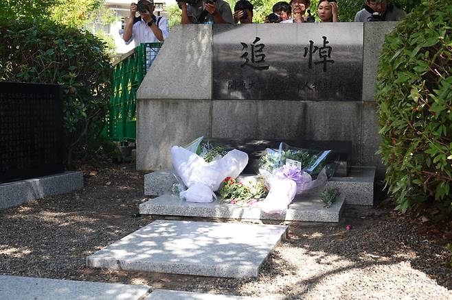 지난해 9월1일 일본 도쿄 스미다구에 있는 요코아미초 공원에서는 간토대지진 당시 학살된 조선인들을 추모하기 위한 위령 행사가 열렸다. 추도비 앞에 참석자들이 바친 꽃이 올려져 있다. 연합뉴스