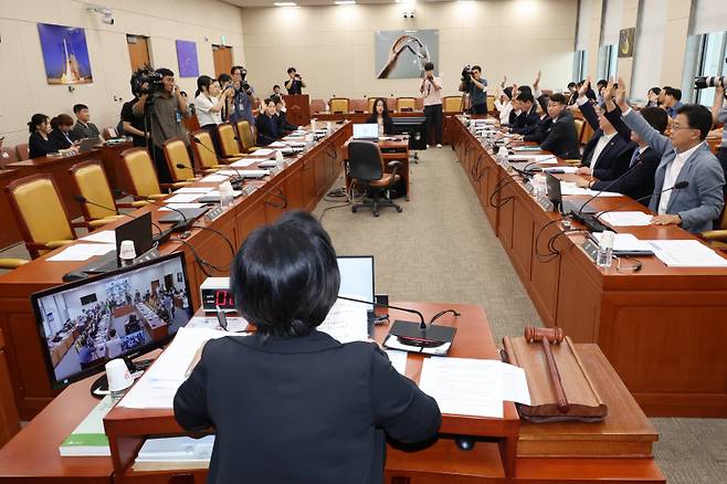 7일 오후 국회에서 열린 과학기술정보방송통신위원회 전체회의에서 불법적 방문진 이사 선임 등 방송장악 관련 2차 청문회 실시계획서 채택의 건이 여당 위원들의 불참 속에 표결로 통과되고 있다. 연합뉴스