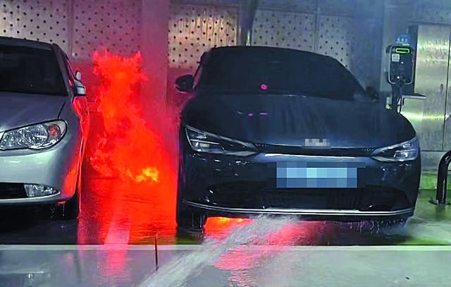 소방대원들이 6일 충남 금산군 금산읍의 한 주차타워 1층에 주차돼 있던 전기차에서 발생한 불을 끄고 있다. 소방 당국은 장비 12대와 인력 35명을 투입해 1시간37분 만에 화재를 진압했다. 금산소방서 제공