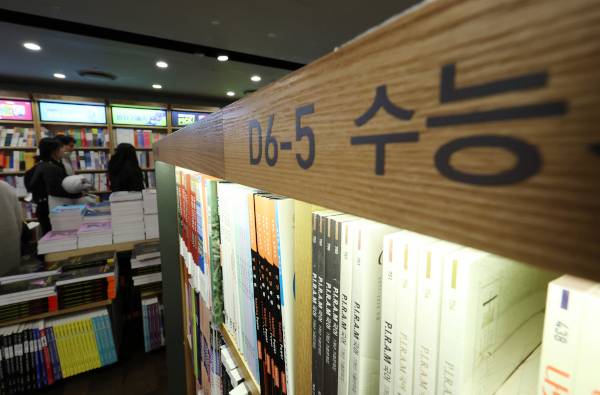 서울 종로구 교보문고 광화문점의 대학수학능력시험 코너에 수능 교재들이 꽂혀 있다. 현재 중3이 치르는 2028학년도 대입부터 큰 폭의 변화가 예고된 상태다. 수능은 문·이과 구분이 완전히 사라지고, 고교 내신 성적은 9등급에서 5등급 체계로 경쟁이 완화된다. 뉴시스