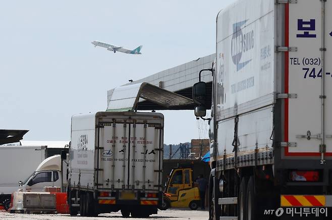 [인천공항=뉴시스] 황준선 기자 = 25일 인천국제공항 화물터미널 너머로 비행기가 이륙하고 있다.   인천국제공항공사에 따르면 중국의 알리익스프레스와 테무 등 해외직구 e커머스(전자상거래) 업체들이 주로 이용하는 해상·항공 복합운송화물량의 올해 2분기 실적이 1분기 1만9266t 대비 64.2% 증가한 3만1644t을 기록해 올해 12만t 이상 실적이 예상된다고 밝혔다. 이는 2019년 4만6700t에 비해 세 배 가까운 성장이다. 2024.07.25.  /사진=