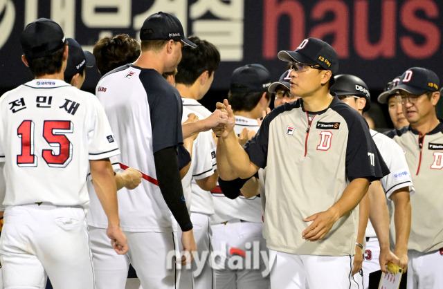 2024년 8월 7일 서울 잠실구장에서 '2024 신한 SOL Bank KBO리그, LG 트윈스와 두산 베어스의 경기가 열렸다. 두산 이승엽 감독이 8-4로 승리한 뒤 발라조빅을 축하하고 있다./잠실 = 유진형 기자 zolong@mydaily.co.kr