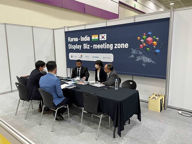 지난해 4월 서울 강남구 코엑스에서 개최된 ‘한-인도 디스플레이 산업 협력 세미나·상담회’에서 양국 관계자가 미팅하고 있는 모습. [코트라 제공]