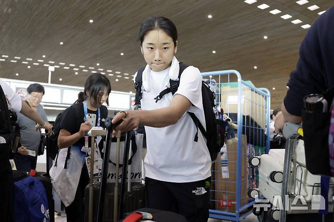 [파리=뉴시스] 최동준 기자 = 2024 파리 올림픽 배드민턴 단식에서 금메달을 따고 선수 지원 문제를 비판한 안세영이 6일(현지시각) 프랑스 파리 샤를 드골 공항에서 출국하기 위해 이동하고 있다. 2024.08.07. photocdj@newsis.com