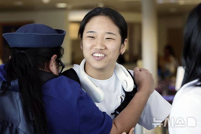 [파리=뉴시스] 최동준 기자 = 2024 파리 올림픽 배드민턴 단식에서 금메달을 따고 선수 지원 문제를 비판한 안세영이 6일(현지시각) 프랑스 파리 샤를 드골 공항을 통해 출국하며 한 팬과 포옹하고 있다. 2024.08.07. photocdj@newsis.com