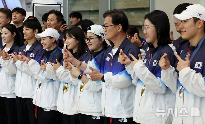 [인천공항=뉴시스] 홍효식 기자 = 2024 파리 올림픽 사격 국가대표팀이 7일 오후 인천국제공항 제2여객터미널을 통해 귀국해 기념촬영하고 있다. 2024.08.07. yesphoto@newsis.com