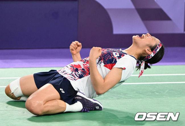 [OSEN=파리(프랑스), 최규한 기자] 5일(한국시간) '셔틀콕 여제' 안세영(22, 삼성생명)이 꿈에 그리던 올림픽 금메달을 목에 걸었다.세계 랭킹 1위 안세영은&nbsp;5일 오후(이하 한국시간) 프랑스 파리 포르트 드 라샤펠 경기장에서 열린 2024 파리올림픽 배드민턴 여자 단식 결승전에서 랭킹 9위 허빙자오(중국)를 2-0으로 꺾고 금메달을 획득 했다. &nbsp;한국 안세영이 금메달을 확정지은 뒤 포효하고 있다. 2024.08.05 / dreamer@osen.co.kr