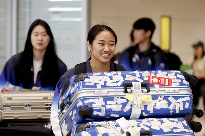 파리 올림픽 배드민턴 여자 단식 금메달리스트 안세영이 7일 인천공항 입국장에 들어서고 있다. 영종도 | 문재원 기자