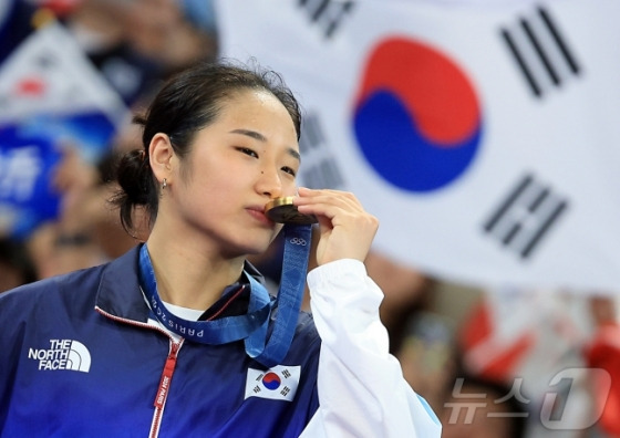 대한민국 배드민턴 대표팀 안세영이 5일 프랑스 파리 라 샤펠 아레나에서 열린 2024 파리올림픽 배드민턴 여자 단식 시상식에서 금메달에 입을 맞추고 있다. /사진=뉴스1