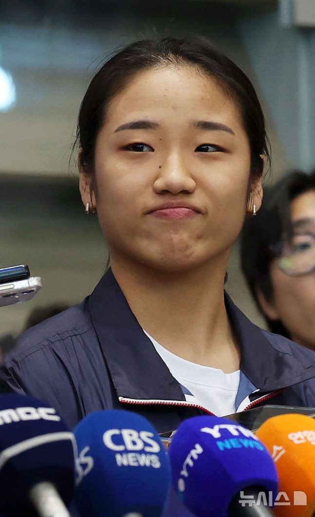 2024 파리 올림픽 배드민턴 여자 단식에서 금메달을 획득한 안세영 선수가 7일 인천국제공항 제2여객터미널을 통해 귀국한 뒤 취재진과 인터뷰에 응하고 있다. /사진=뉴시스 제공