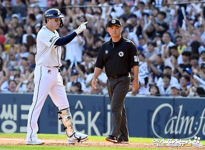 14일 오후 서울 송파구 잠실야구장에서 열린 '2024 신한 SOL뱅크 KBO리그' 삼성 라이온즈와 두산 베어스의 경기, 2회말 1사 2루 두산 양석환이 1타점 1루타를 날린 뒤 세리머니를 하고 있다. 엑스포츠뉴스 DB