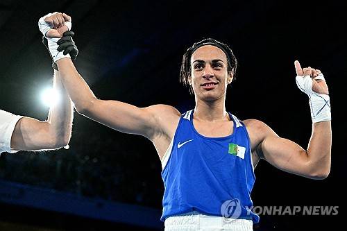 성별 논란에 휩싸였던 알제리 출신 여자 복서 이마네 칼리프(26)가 대회 결승전에 진출했다. 지난해 세계선수권대회에 참가했던 칼리프는 국제복싱협회(IBA)로부터 XY 염색체를 갖고 있다는 이유로 실격 처리되면서 성별 논란의 중심에 섰다. 그러나 국제올림픽위원회(IOC)는 칼리프의 올림픽 참가를 허가했고, 칼리프는 압도적인 실력을 선보이며 결승전에 올랐다. 칼리프는 금메달을 따내 실력으로 논란을 정면돌파하겠다고 예고했다. 사진 연합뉴스