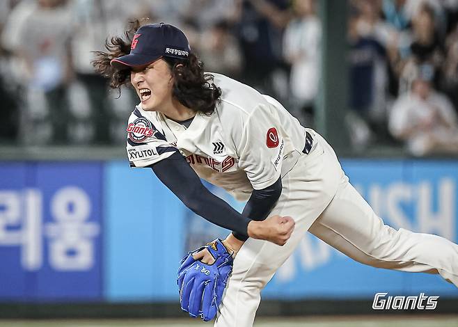 롯데 투수 김원중은 6일 사직구장에서 열린 '2024 신한 SOL Bank KBO 리그' NC와 주중 3연전 첫 경기에서 9회초 구원 등판했다. 1이닝 무실점을 기록하며 9경기 만에 세이브를 챙겼다. 롯데 자이언츠