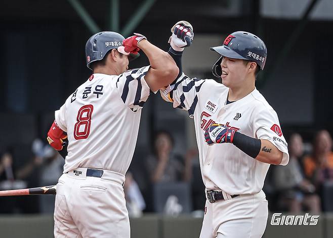 롯데 내야수 고승민(오른쪽)은 7일 사직구장에서 열린 '2024 신한 SOL Bank KBO 리그' NC와 주중 3연전 두 번째 경기에서 2번타자 2루수로 선발 출전했다. 1회말 동점포를 쳐 2-2 승부의 균형을 맞췄다. 롯데 자이언츠