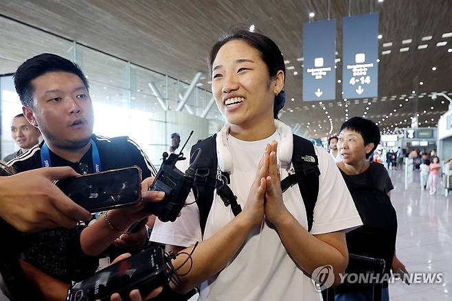 귀국길 취재진 질문 답하는 안세영 (파리=연합뉴스) 임화영 기자 = 2024 파리올림픽 배드민턴 여자 단식에서 금메달을 차지한 안세영이 6일(현지시간) 프랑스 샤를 드골 공항을 통해 출국하며 취재진의 질문에 답하고 있다. 2024.8.7 hwayoung7@yna.co.kr