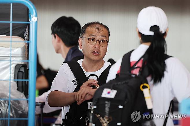 귀국 수속하는 김학균 배드민턴팀 감독 (파리=연합뉴스) 임화영 기자 = 김학균 배드민턴 국가대표팀 감독이 6일 오후(현지시간) 프랑스 샤를 드골 공항을 통해 귀국하기 위해 수속하고 있다. 2024.8.7 hwayoung7@yna.co.kr