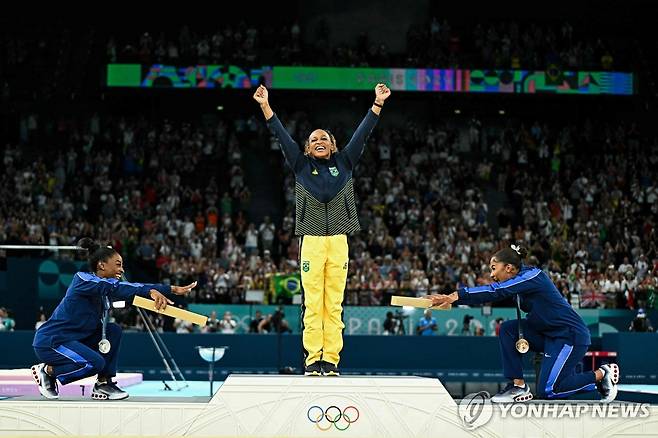 시상식에서 금메달리스트 안드라드를 축하해주는 미국 선수들. [AFP=연합뉴스]