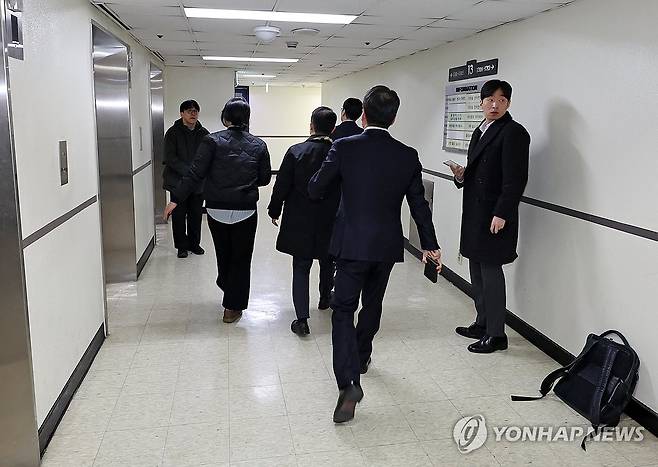 압수수색 마친 검찰 관계자들 (서울=연합뉴스) 김도훈 기자 = '대장동 50억 클럽' 의혹을 수사하는 검찰이 권순일 전 대법관 사무실에 대한 압수수색을 실시한 21일 오후 서울 서초구 권 전 대법관 사무실에서 압수수색을 마친 검찰 관계자들이 나오고 있다. superdoo82@yna.co.kr