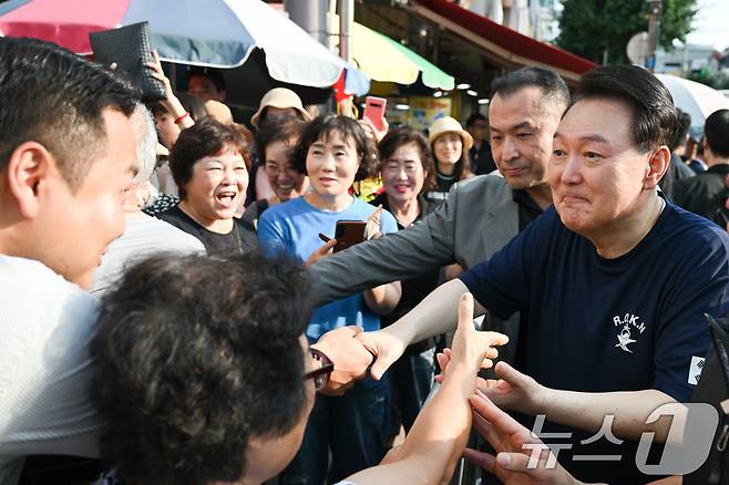 윤석열 대통령이 여름휴가 첫날인 5일 오후 경남 통영중앙시장을 찾아 시민들과 인사를 나누고 있다. (대통령실 제공) 2024.8.5/뉴스1 ⓒ News1 박지혜 기자