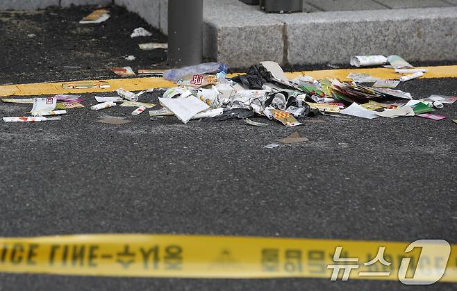 서울 도봉구 녹천역 인근 도로에 북한에서 부양한 대남쓰레기 풍선 내용물이 떨어져 있다. 2024.7.24/뉴스1 ⓒ News1 권현진 기자