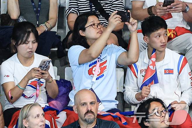 31일 오후(한국시간) 프랑스 생드니 아쿠아틱스 센터에서 열린 2024 파리올림픽 다이빙 여자 싱크로나이즈드 10M 플랫폼 경기를 찾은 북한 관계자가 스마트폰을 이용해 촬영하고 있다 . 2024.7.31/뉴스 ⓒ News1 박정호 기자