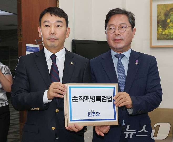 더불어민주당 김용민 원내정책수석부대표와 김승원 법제사법위원회 간사가 8일 오후 서울 여의도 국회 의안과를 찾아 '순직해병특검법안'을 제출하고 있다.(공동취재) 2024.8.8/뉴스1 ⓒ News1 구윤성 기자