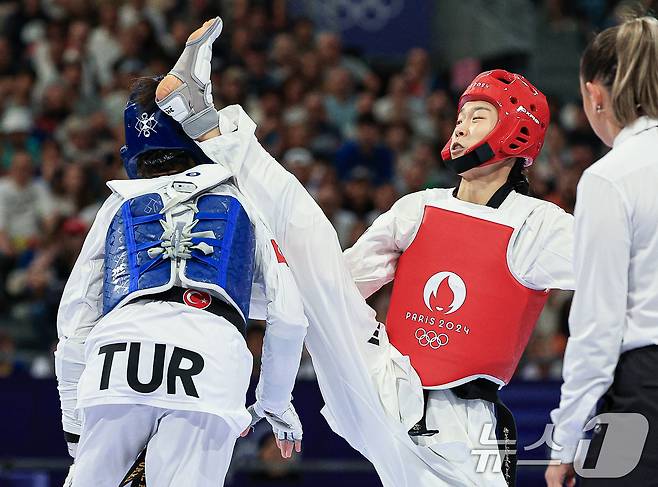 대한민국 태권도 국가대표팀 김유진 선수가 8일 오후(한국시간) 프랑스 파리 그랑 팔레에서 진행된 2024 파리올림픽 태권도 여자 57kg급 16강 경기에서 튀르키예의 하티제 퀴브라 일귄 선수와 자웅을 겨루고 있다. 2024.8.8/뉴스1 ⓒ News1 박정호 기자