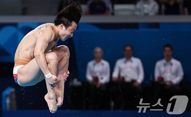 대한민국 다이빙 국가대표팀 우하람 선수가 8일 오후(한국시간) 프랑스 파리 아쿠아틱 센터에서 진행된 2024 파리올림픽 다이빙 남자 3m 스프링보드 결승 경기를 펼치고 있다. 2024.8.8/뉴스1 ⓒ News1 박정호 기자