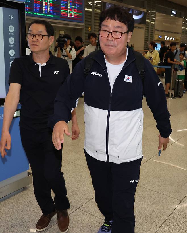 대한배드민턴협회 김택규 회장(오른쪽)이 7일 인천국제공항 입국장을 나오고 있다. 파리올림픽에 동행한 김 회장은 선수단보다 먼저 돌아왔다. 사진 | 인천국제공항=연합뉴스