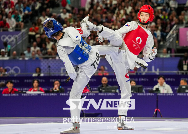 8일(이하 한국시각) 프랑스 파리의 그랑 팔레에서 열린 '2024 파리 올림픽' 태권도 여자 57kg 이하급 16강전에서 하티제 일귄(튀르키예)에게 발차기를 시도하고 있는 김유진. 사진┃게티이미지코리아