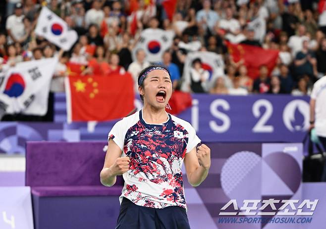 안세영이 5일(한국시각) 프랑스 파리 포르트드라샤펠 경기장에서 열린 파리올림픽 배드민턴 여자 단식 결승전에서 중국 허빙자오와 맞붙어 승리해 금메달을 땄다. 안세영이 세리머니를 펼치고 있다. 파리(프랑스)=정재근 기자 cjg@sportschosun.com/2024.8.5/