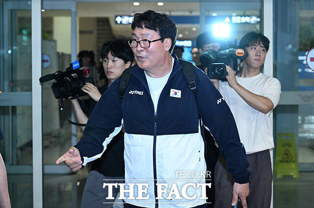 김택규 대한배드민턴협회장이 7일 오전 인천국제공항을 통해 귀국해 차량으로 이동하고 있다. /인천국제공항=박헌우 기자