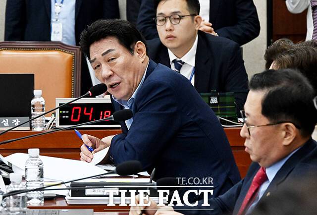 질의하는 강대식 국민의힘 의원(왼쪽).