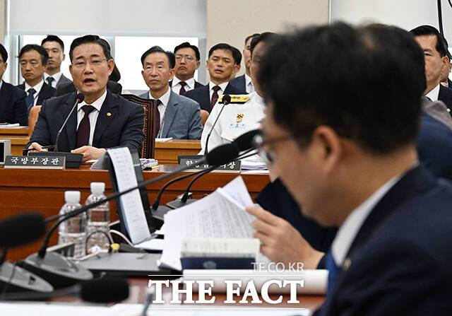 답변하는 신원식 국방부 장관(왼쪽).