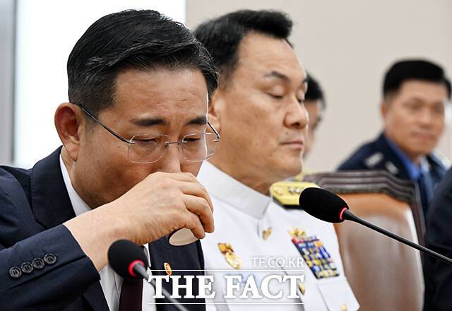 물 마시는 신원식 국방부 장관(왼쪽).