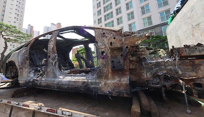 사진 :&nbsp;옮겨지는 화재 발생 전기차 (출처=연합뉴스)