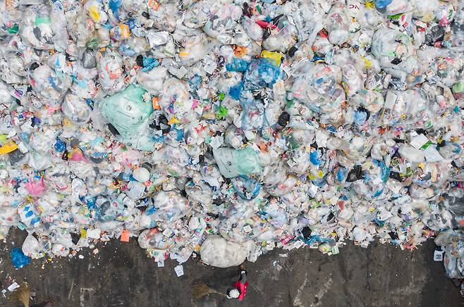 환경의 날인 지난 6월 5일 경기도 수원시 영통구 수원시자원순환센터에 폐비닐 쓰레기가 쌓여 있다. /뉴스1