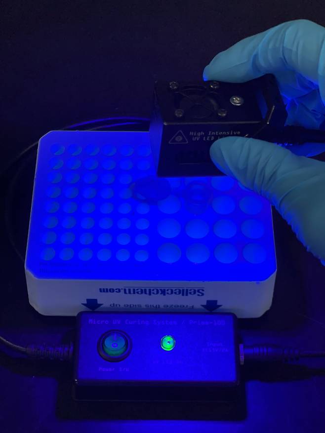 엑소좀에 파란색 빛을 쬐어주는 모습. 광 처리로 엑소좀 막단백질과 유전자 가위를 잇던 빛 민감성 단백질이 쪼개지면서 유전자 가위가 분리된다./성균관대