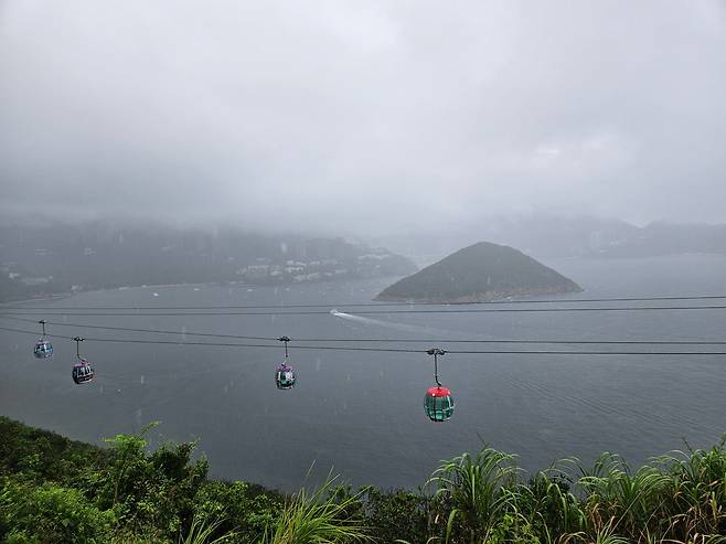 케이블카를 타며 즐길 수 있는 홍콩의 오션 뷰. /박용선 기자