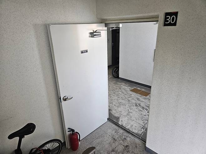 7일 오후 지하주차장에서 전기차 화재가 발생한 인천 서구 청라동 한 아파트 단지 30층까지 분진의 흔적이 남은 모습. /방재혁 기자