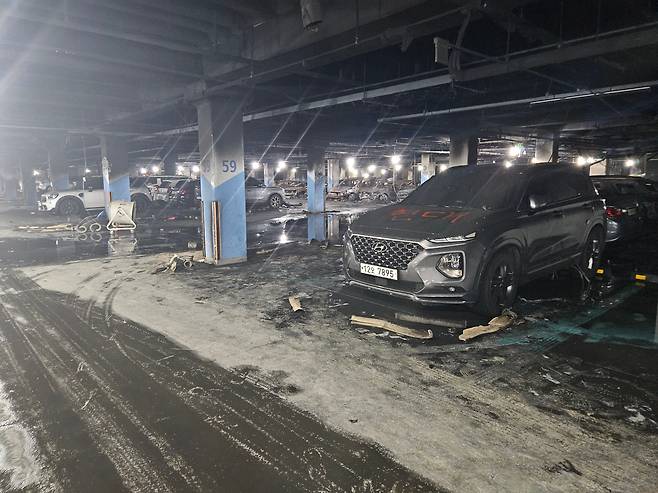7일 오후 지하주차장에서 전기차 화재가 발생한 인천 서구 청라동 한 아파트 단지 지하주차장. /방재혁 기자