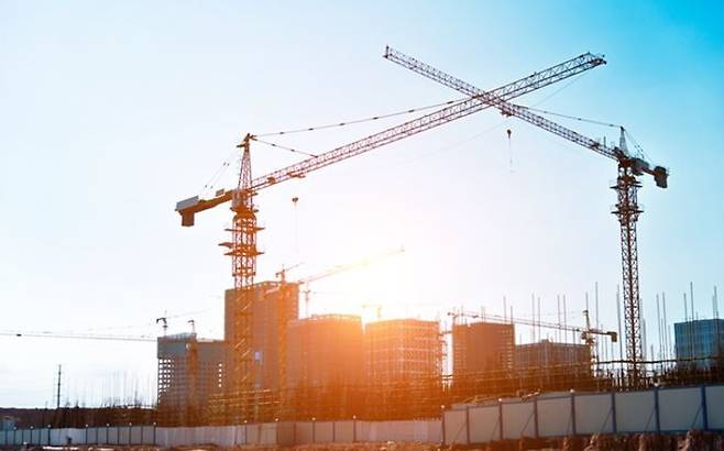 올해 상반기 대형 건설사들의 영업이익이 대체적으로 부진했다는 평가가 나온다. 인건비와 원자재값 인상 등으로 공사비가 꾸준히 오르면서 수익성이 악화된 영향이 컸다.ⓒ게티이미지뱅크