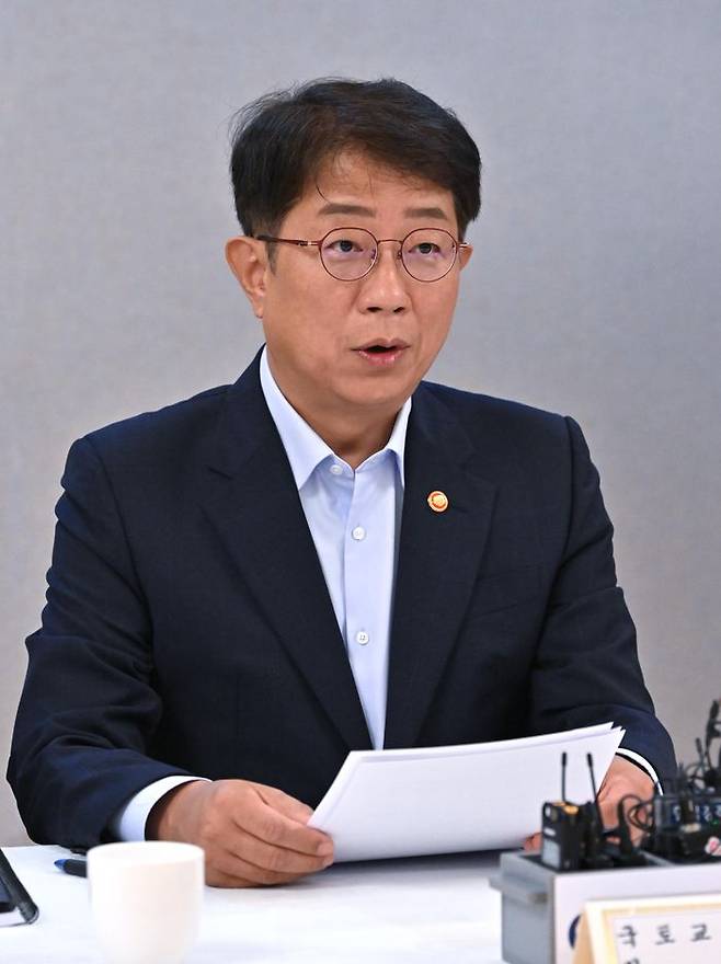 박상우 국토교통부 장관은 8일 제8차 부동산관계장관회의’에서 ‘국민 주거안정을 위한 주택공급 확대방안’이 발표된 가운데, “서울·수도권 아파트의 경우 선호지 위주로 가격이 상승하고 비아파트와 지방 주택시장은 침체가 지속되는 등 지역별·유형별 차별화가 나타나고 있다”고 밝혔다.ⓒ뉴시스