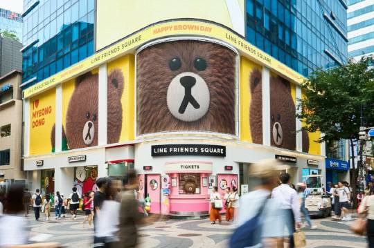 IPX가 자사 캐릭터 '브라운'의 생일을 맞아 라인프렌즈 스퀘어 명동에서 브라운만을 위한 '2024 브라운데이(BROWN DAY)'를 개최했다. 사진은 '2024 브라운데이'가 진행되는 라인프렌즈 스퀘어 명동 외부 전경 모습, IPX 제공