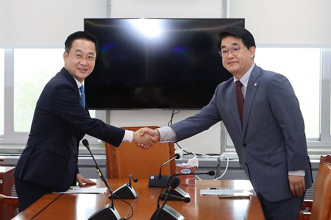 국민의힘 배준영(오른쪽)·더불어민주당 박성준 원내수석부대표가 8일 오전 국회에서 여야정 민생 협의체(협의기구) 구성과 관련해 실무 협의를 하기에 앞서 악수하고 있다. 연합뉴스