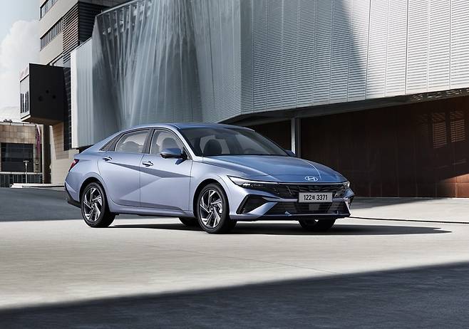 현대차 아반떼 하이브리드.