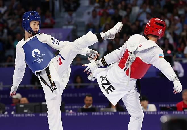 7일(현지시간) 프랑스 파리 그랑팔레 태권도경기장에서 열린 2024 파리올림픽 태권도 남자 58kg급 결승전에서 한국 박태준이 아제르바이잔의 가심 마고메도프와 경기를 펼치고 있다. 연합뉴스