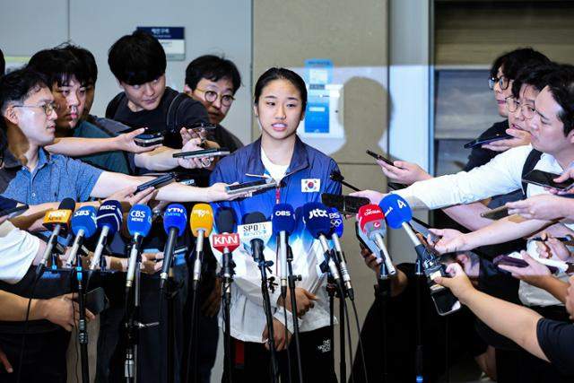 2024 파리 올림픽 배드민턴 여자단식에서 금메달을 획득한 안세영이 7일 오후 인천공항을 통해 귀국, 취재진과 인터뷰하고 있다. 뉴스1